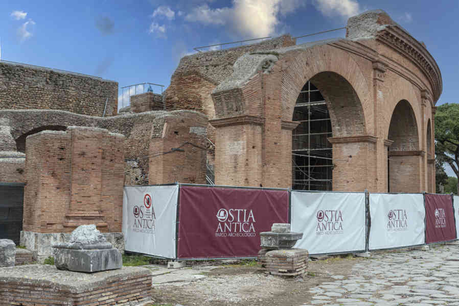 Italia - Ostia 33 - parque arqueológico de Ostia Antica - Teatro Romano.jpg